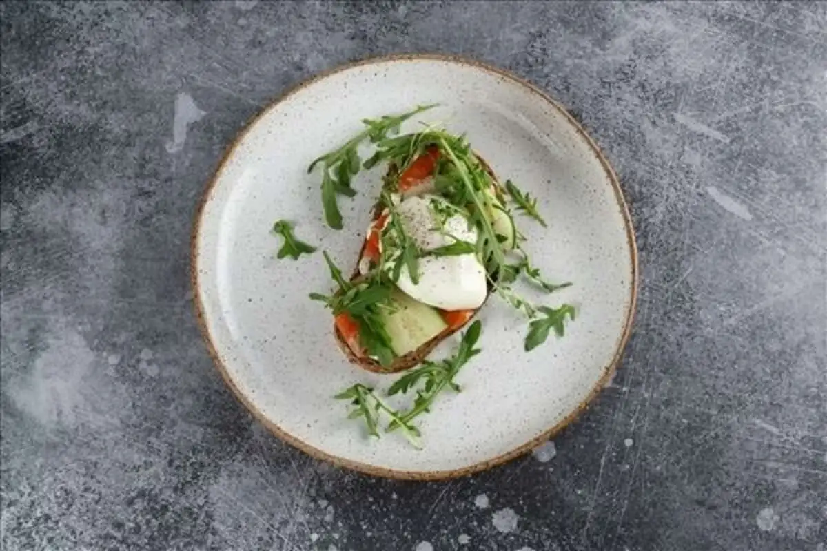 Брускетта с форелью и авокадо