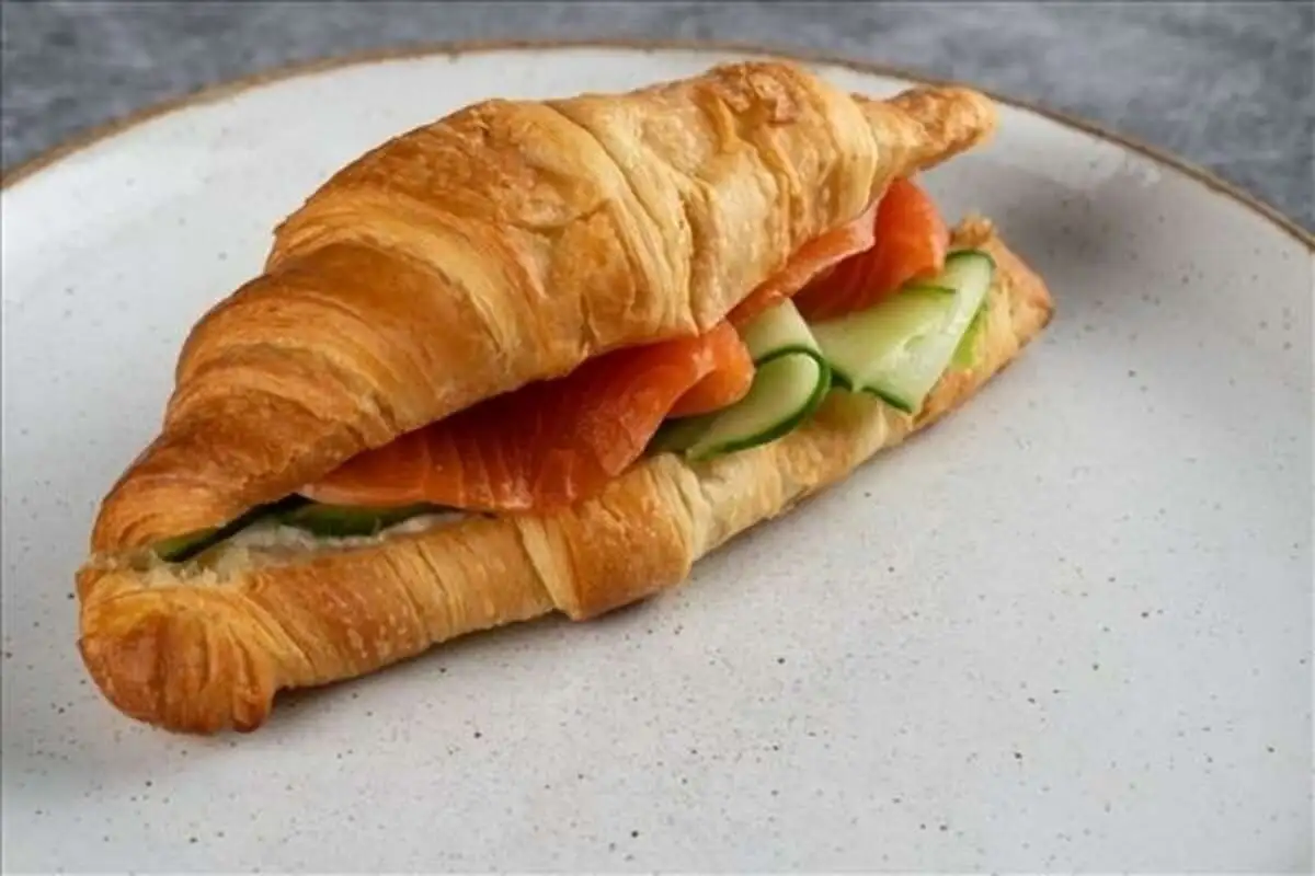 Круассан с форелью