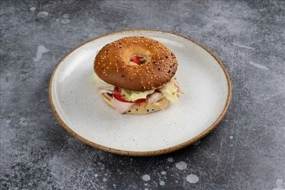 Бейгл с пастрами из индейки