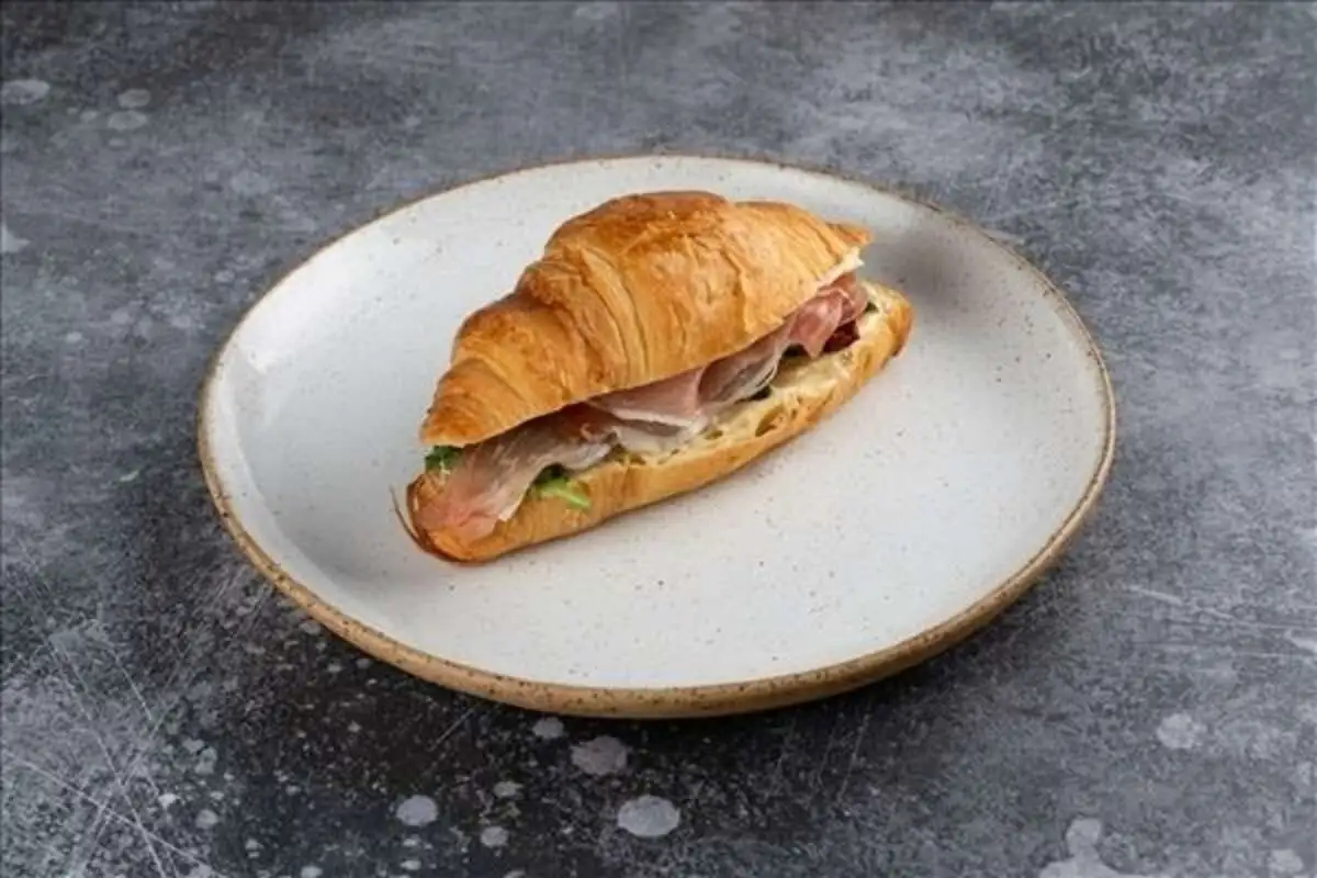 Круассан с пармой