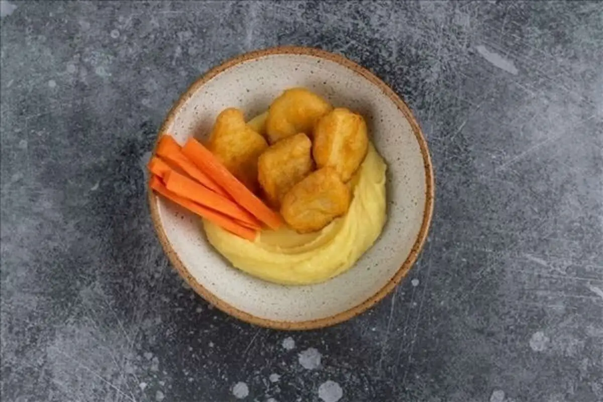 Пюре с наггетсами и морковными палочками