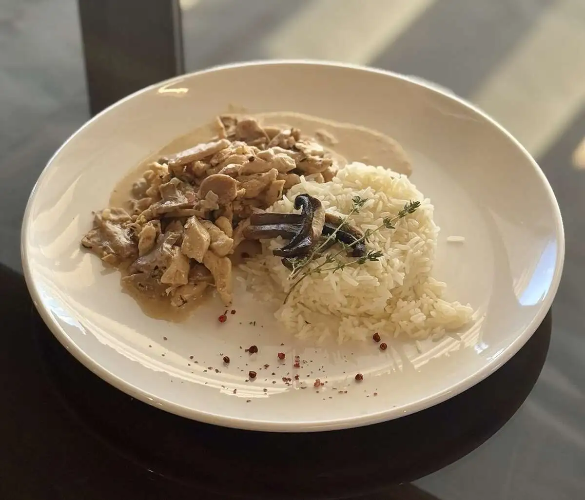 Фрикасе из курицы с отварным рисом/Chicken fricassee with boiled rice