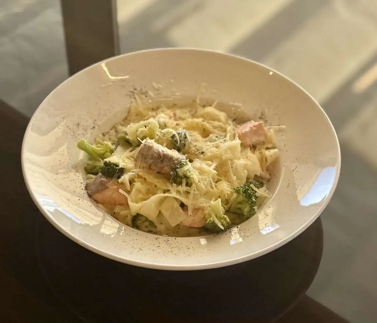 Фетучини в сливочном соусе с семгой и брокколи/Fettuccine in creamy sauce