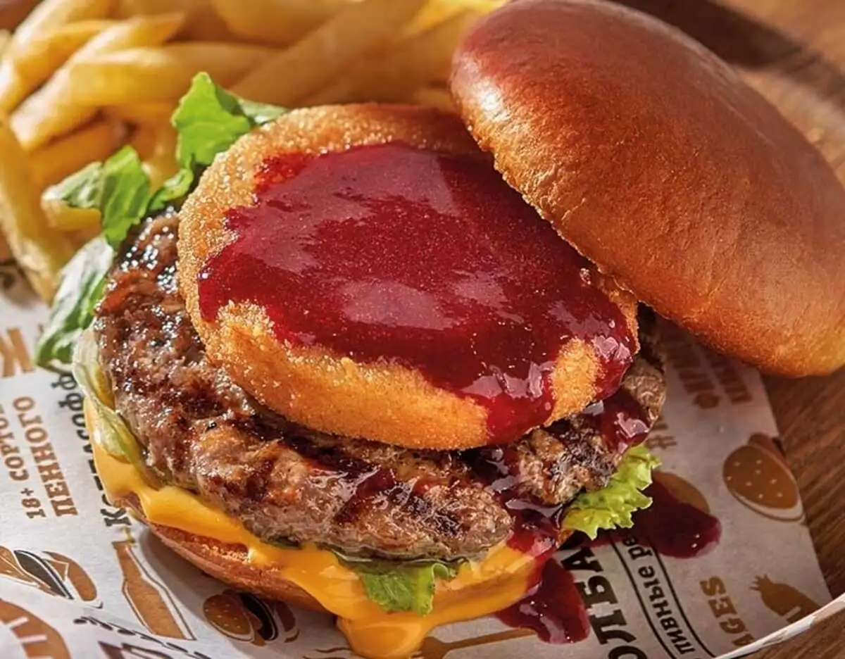 БУРГЕР С СЫРОМ КАМАМБЕР