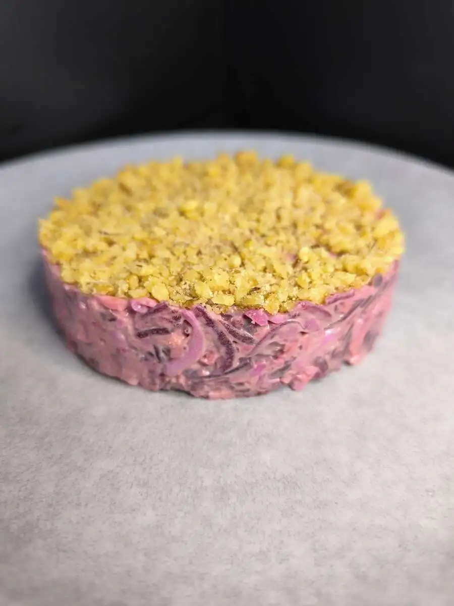 Свекольный салат с сыром, яйцом и чесноком с майонезом 