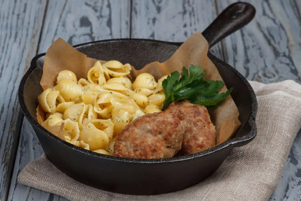 Котлеты по-домашнему с макаронами в укропе