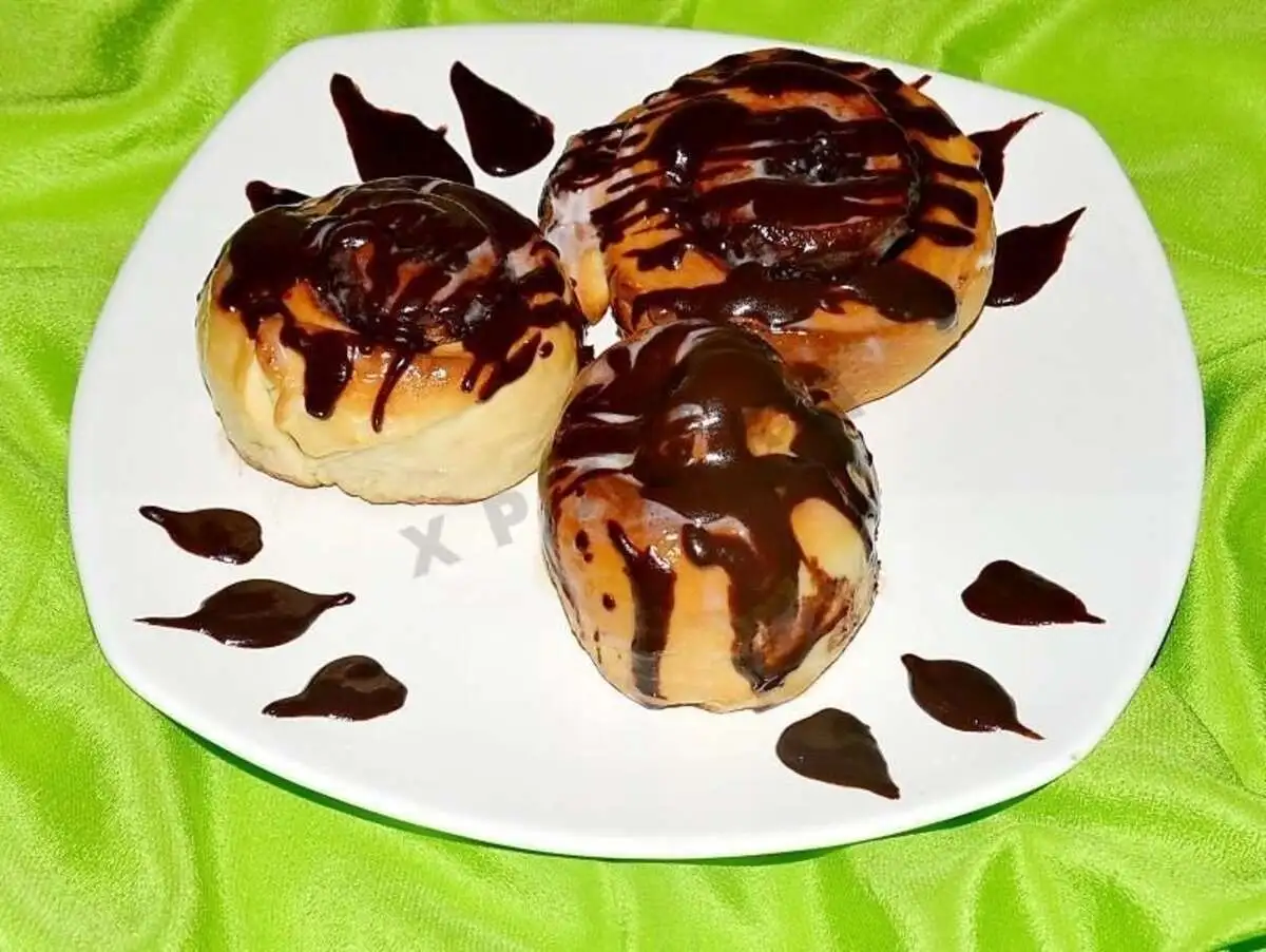 Булочка с шоколадом