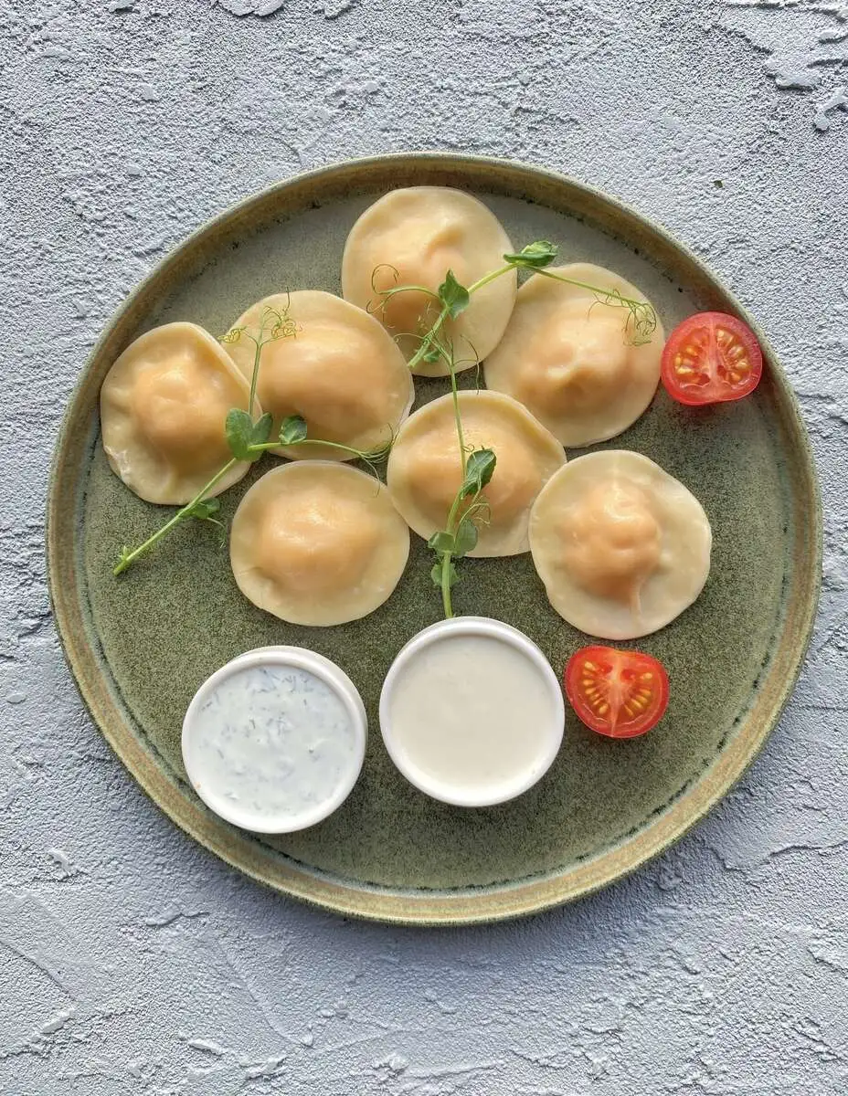 Равиоли с муссом из семги и сырным соусом