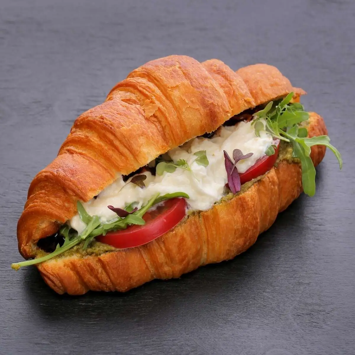 КРУАССАН СО СТРАЧАТЕЛЛОЙ И СОУСОМ ПЕСТО