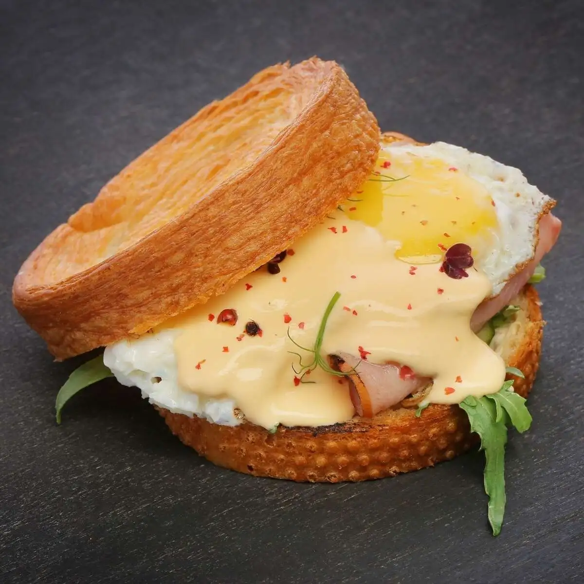 ШАЙБА С ЯЙЦОМ И ВЕТЧИНОЙ