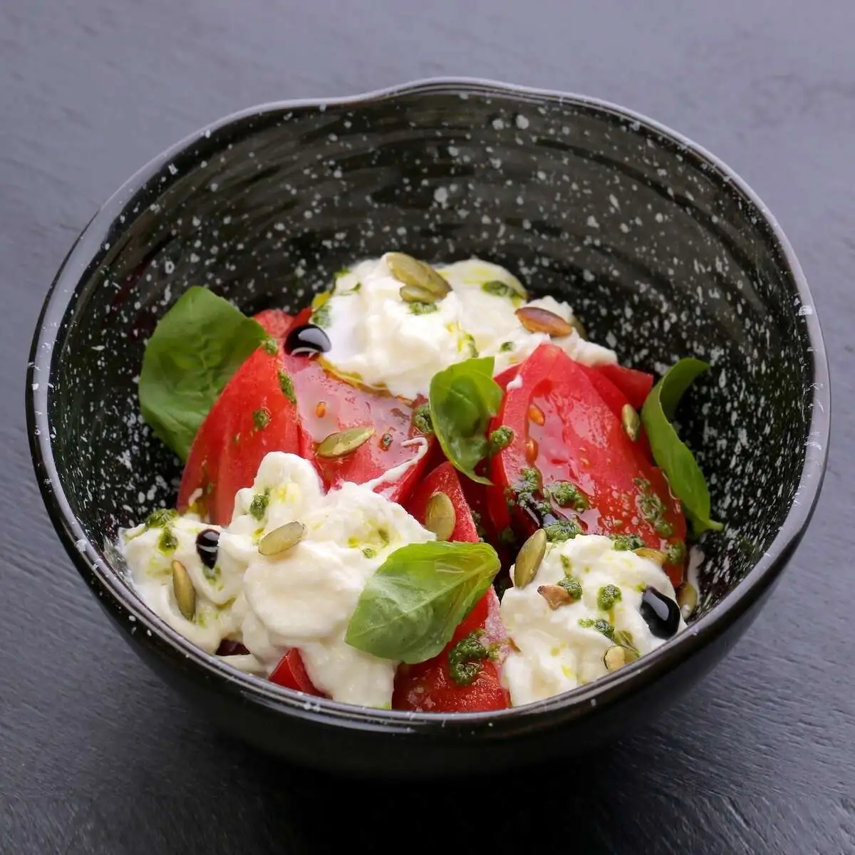 САЛАТ С РОЗОВЫМИ ПОМИДОРАМИ И СЫРОМ СТРАЧАТЕЛЛА