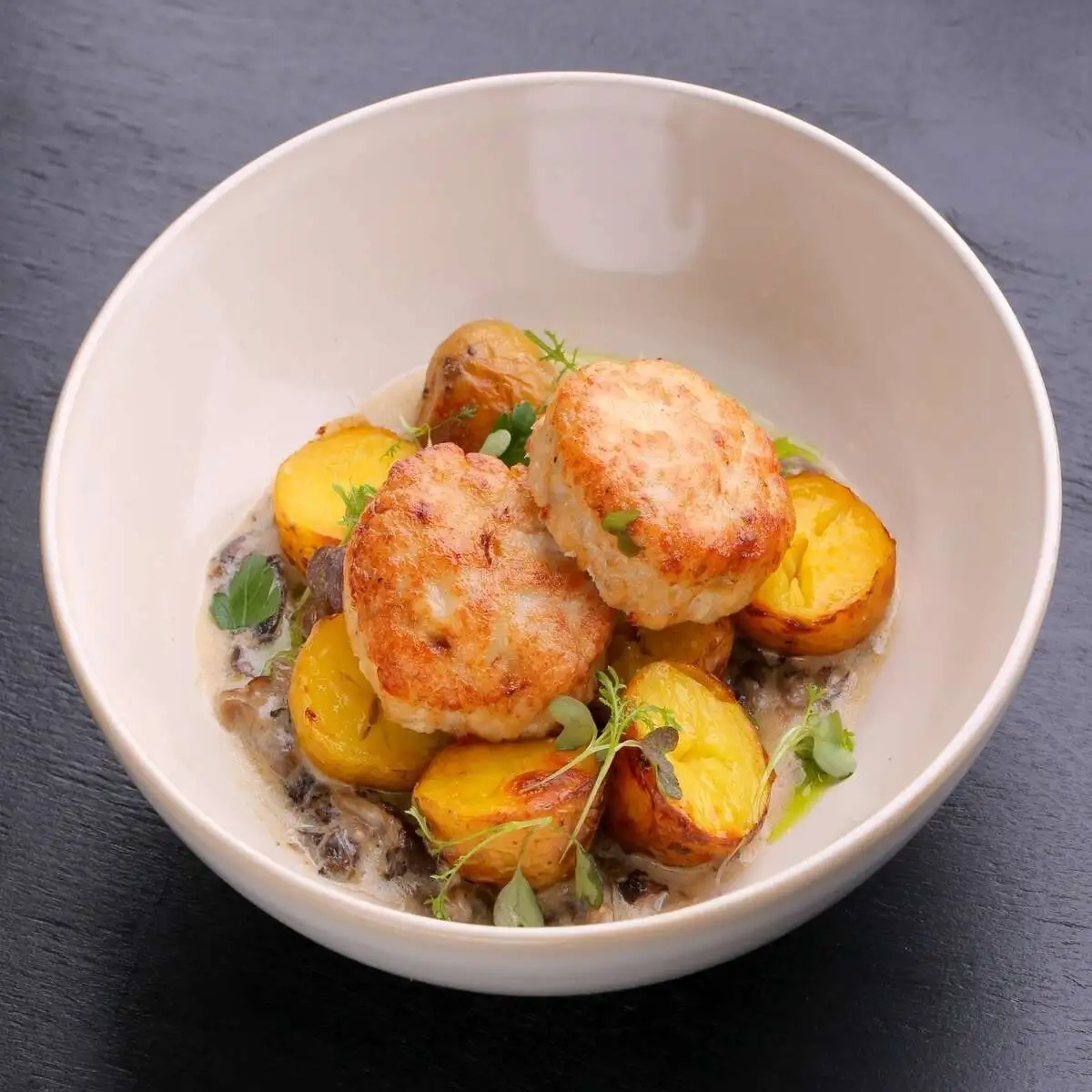 КОТЛЕТЫ ИЗ ИНДЕЙКИ С ГРИБНЫМ СОУСОМ