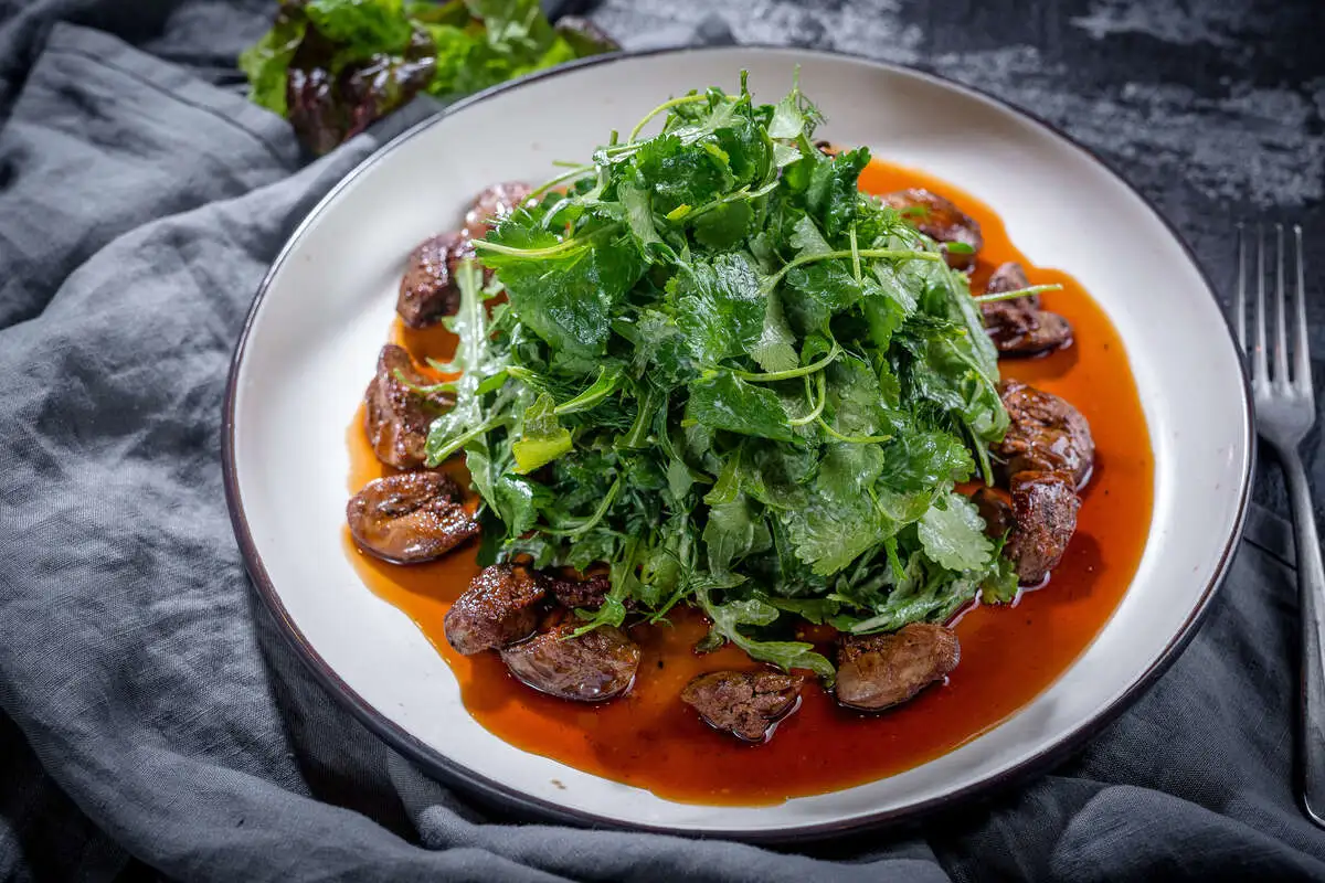 Теплый салат с куриной печенью
