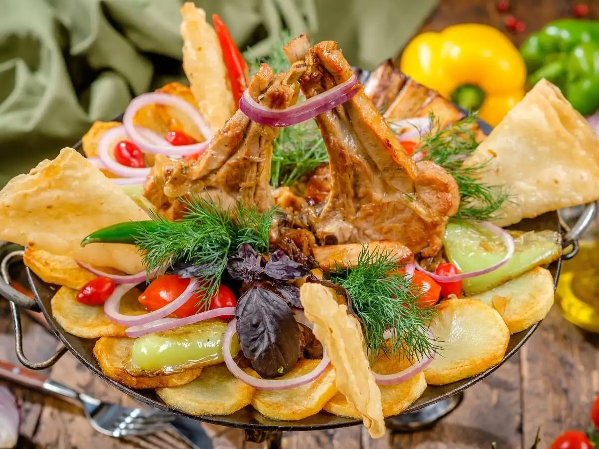 Ассорти из мяса телятины, баранины, цыпленка с овощами
