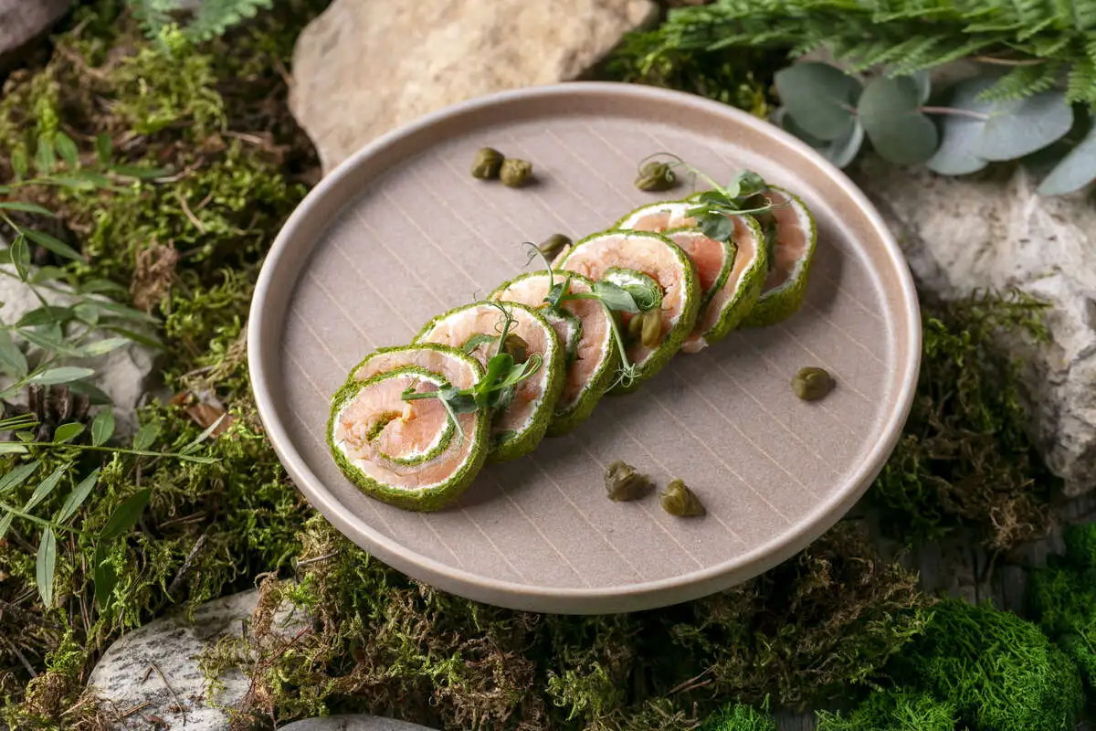 Закуска из слабосоленой семги и шпината (125 гр)
