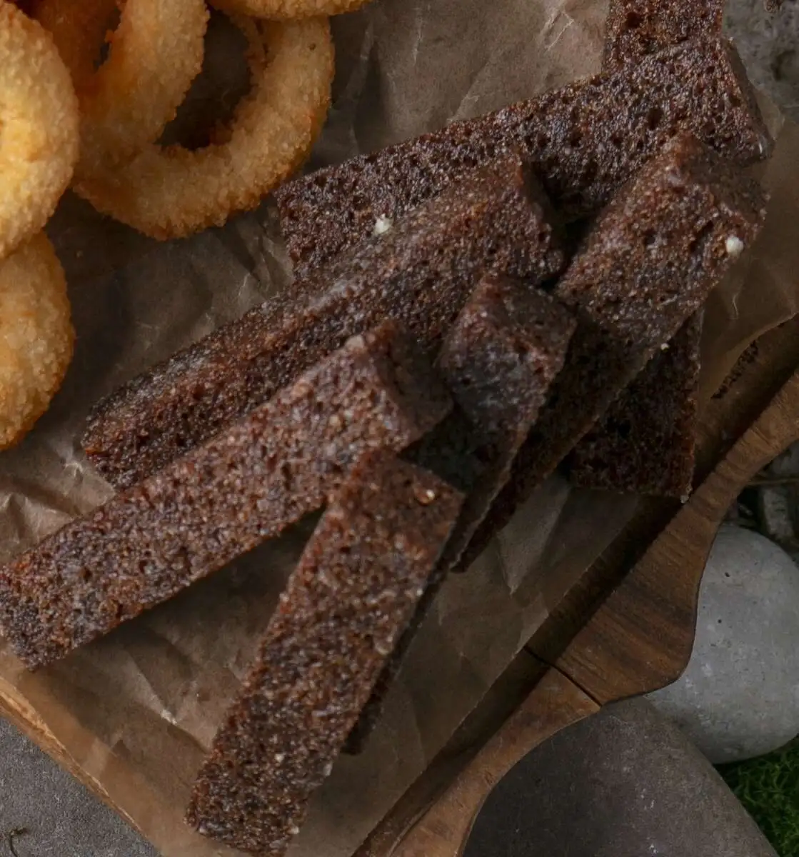 Чесночные гренки с соусом Блю чиз (140/40 гр)