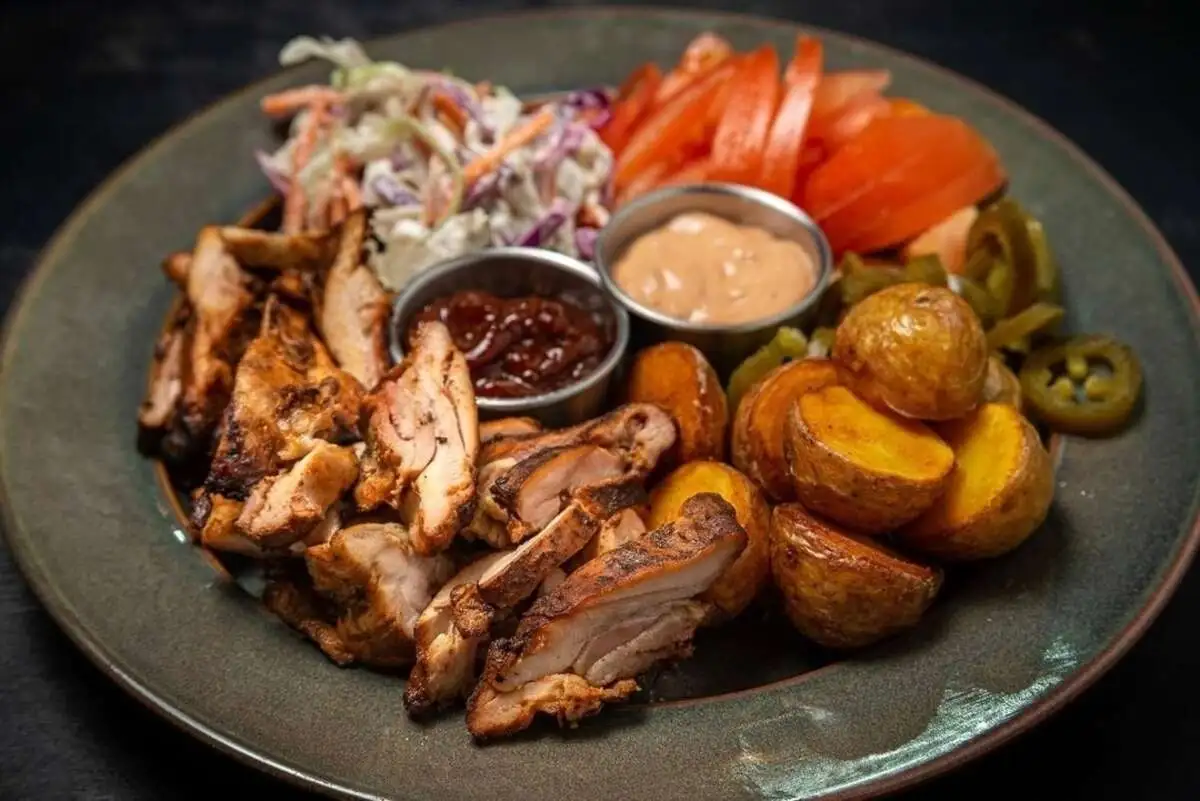 Копченая курица на тарелке