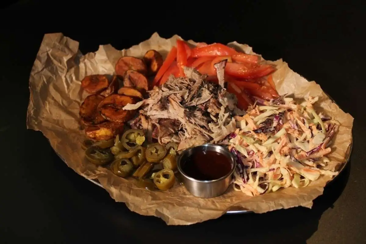 Копченая свинина на тарелке