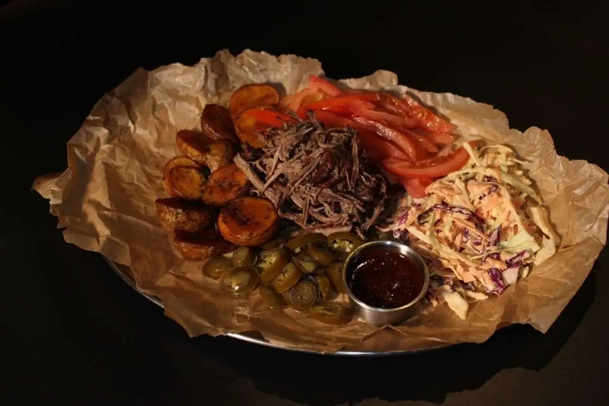 Копченая говядина на тарелке