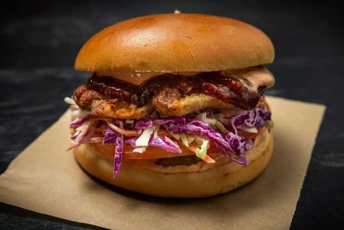 Бургер с копченой курочкой