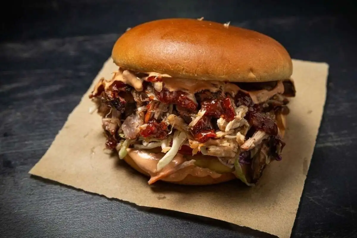 Бургер со рваной говядиной