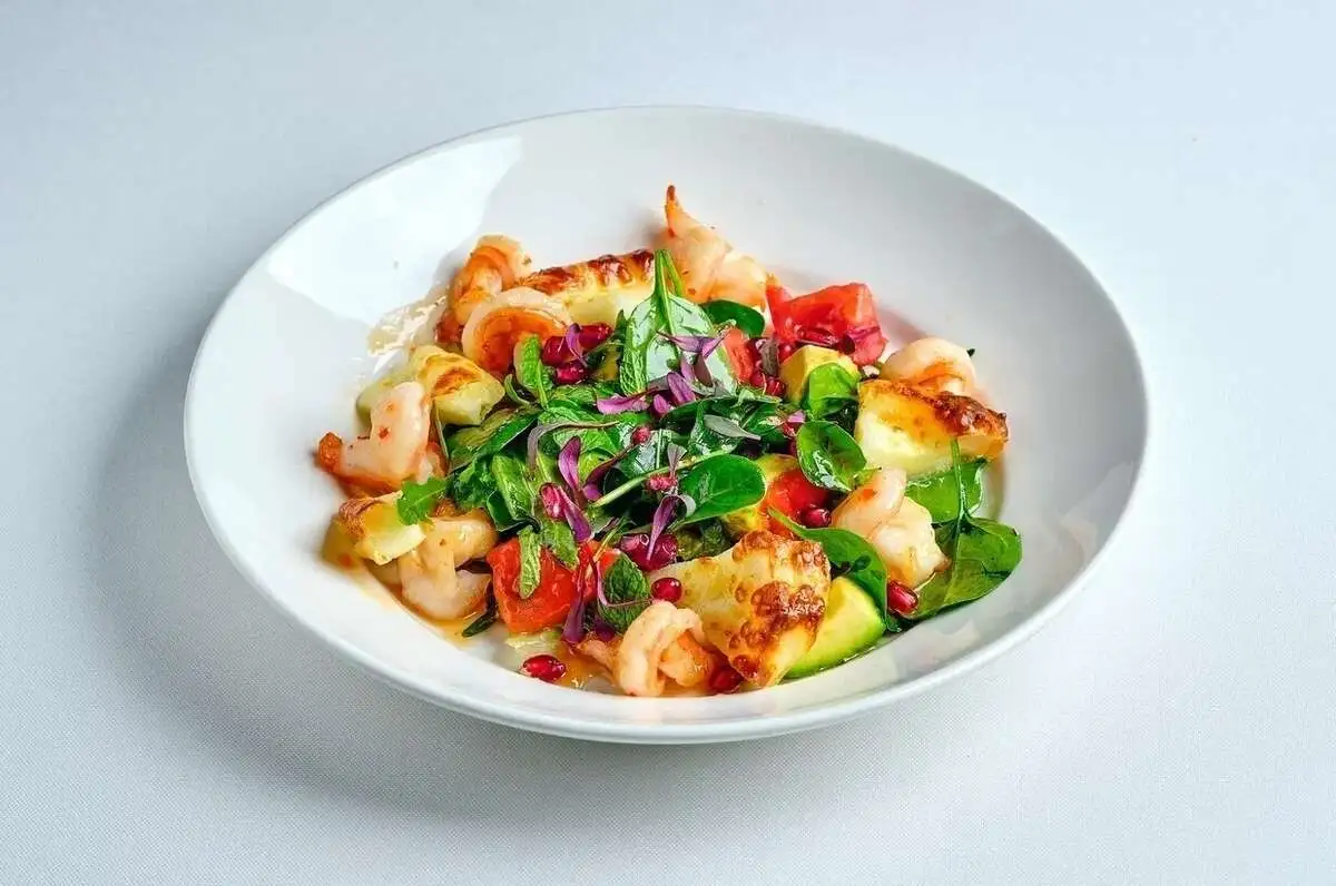 Салат с креветками, жареным сыром Халуми и соусом Чили