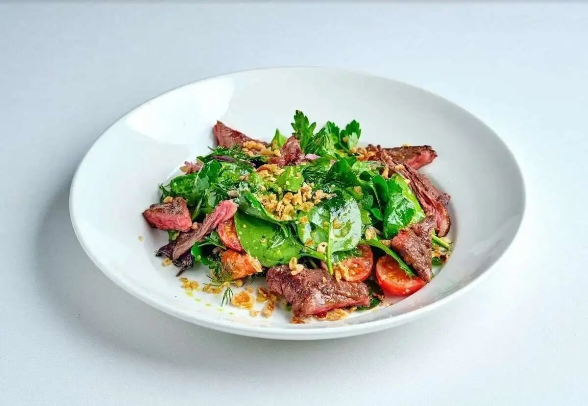 Салат с говядиной, шпинатом и ореховым соусом