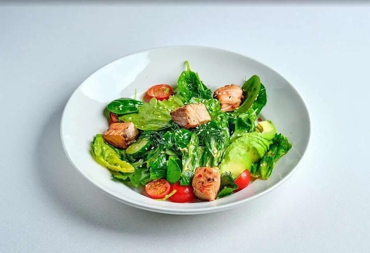 Зеленый салат с лососем, авокадо, миксом зелени и апельсиново-кунжутным соусом