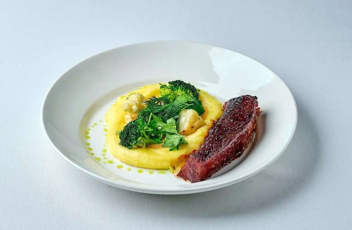 Говяжья грудинка с картофельным пюре, брокколи и зеленью