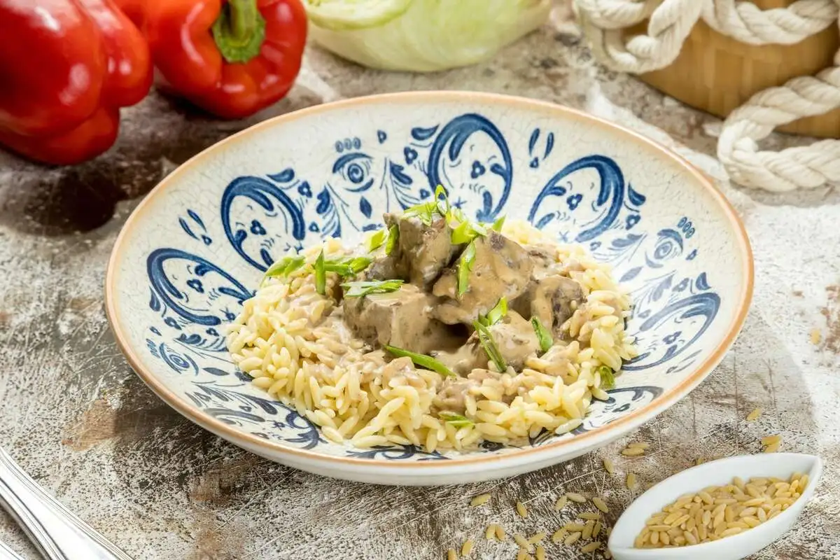 Томленые щечки в мясном соусе c орзо