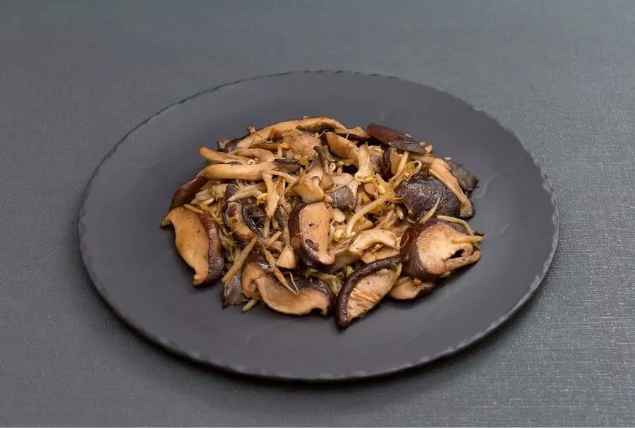 Жареные грибы с ростками сои