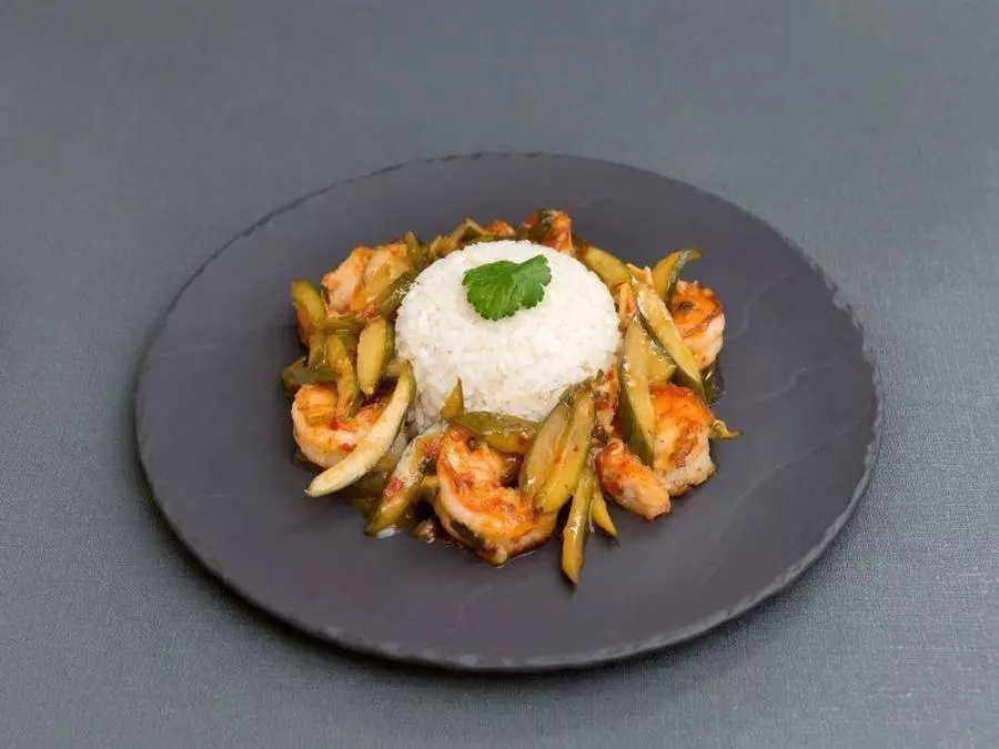 Жареные креветки с огурцом