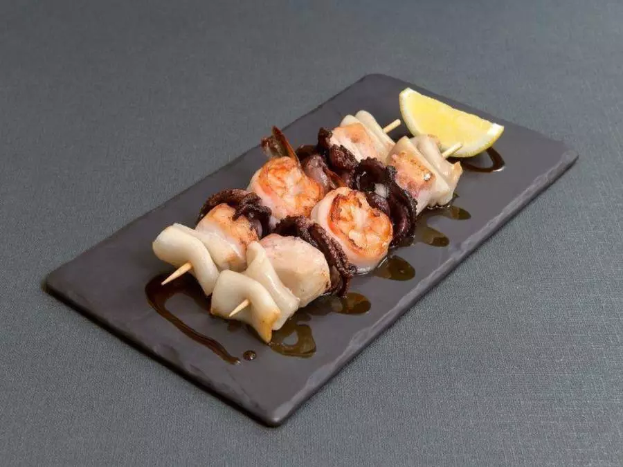 Морепродукты на шпажках