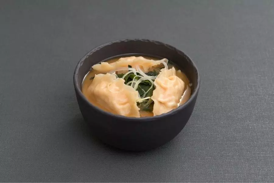 Гёдза с креветкой вареные в мисо-супе