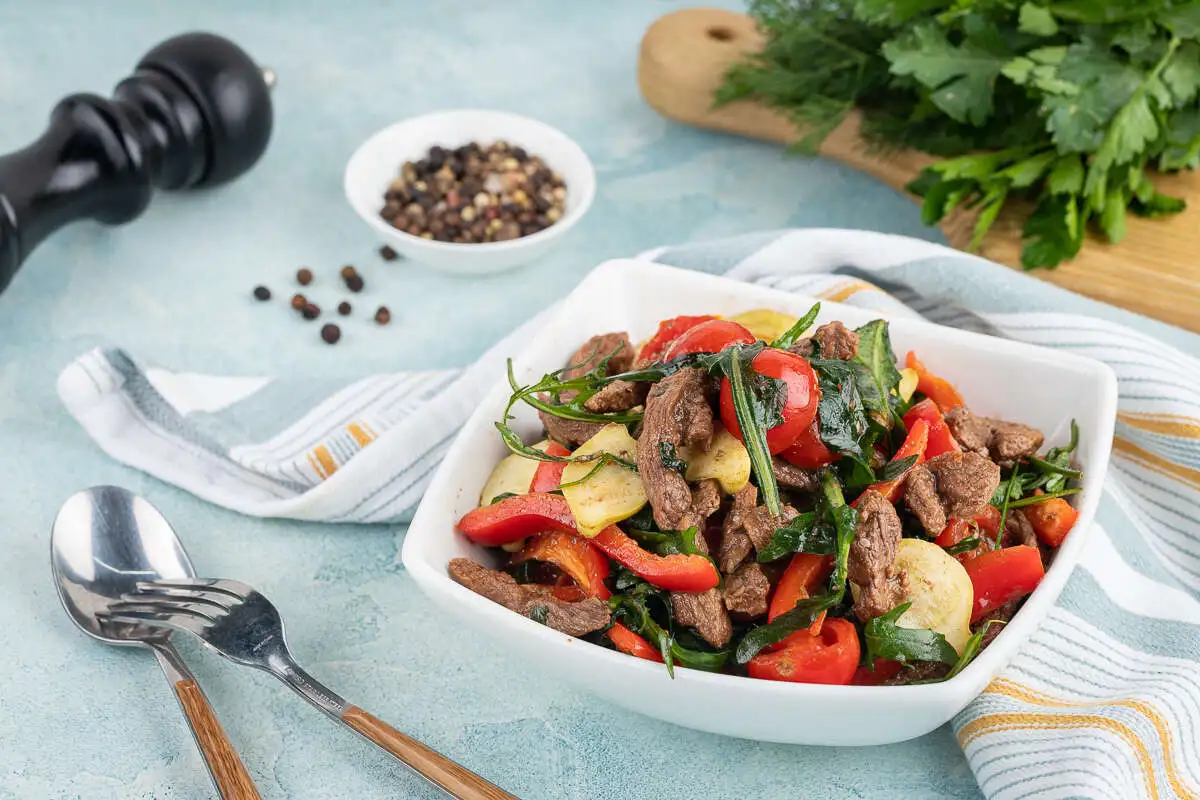 Теплый салат с говядиной