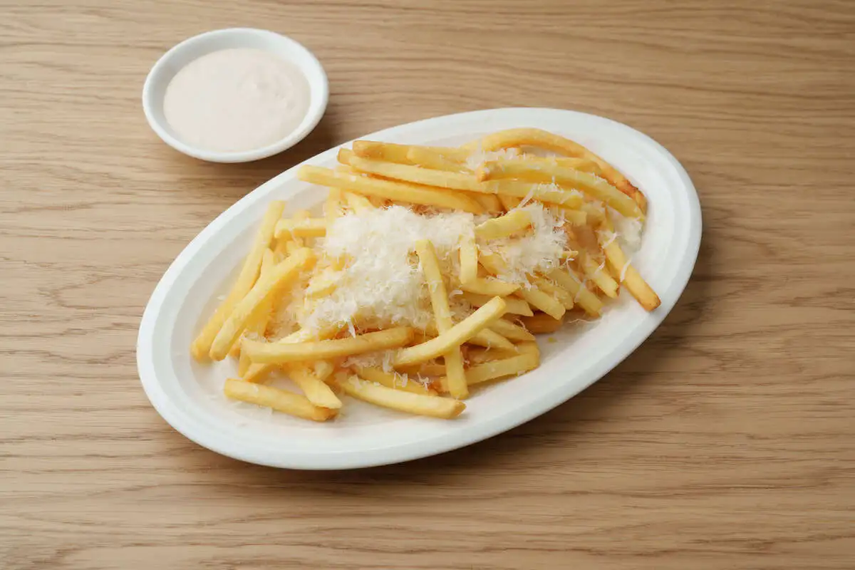 Картофель фри с трюфельным соусом и  пармезаном