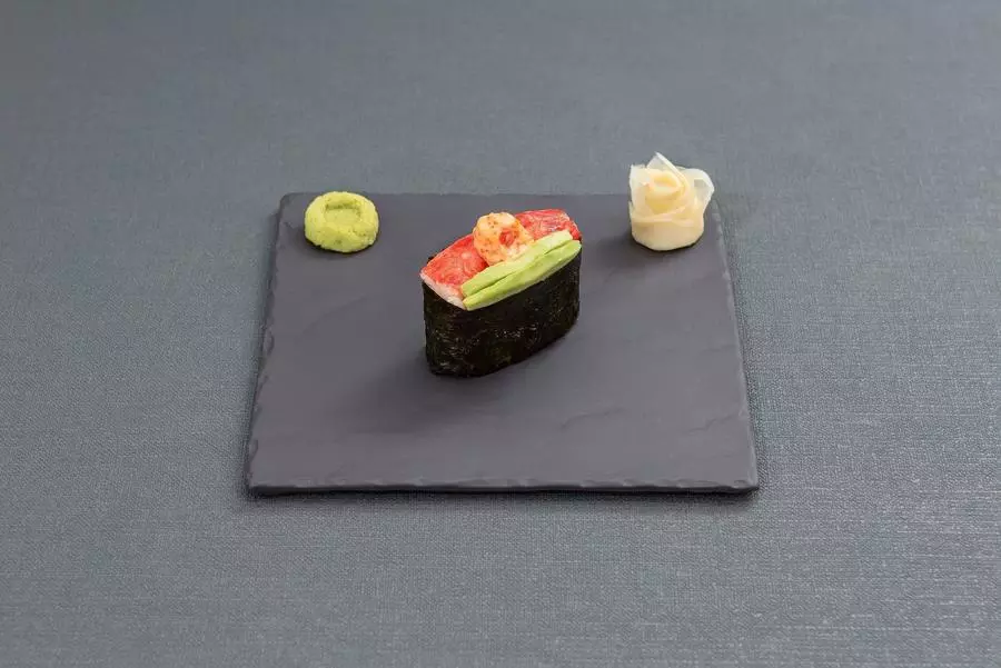 Гункан Кани с острым соусом и авокадо