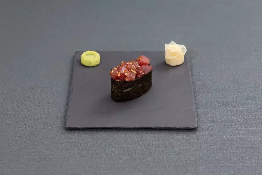 Гункан Магуро с кунжутом