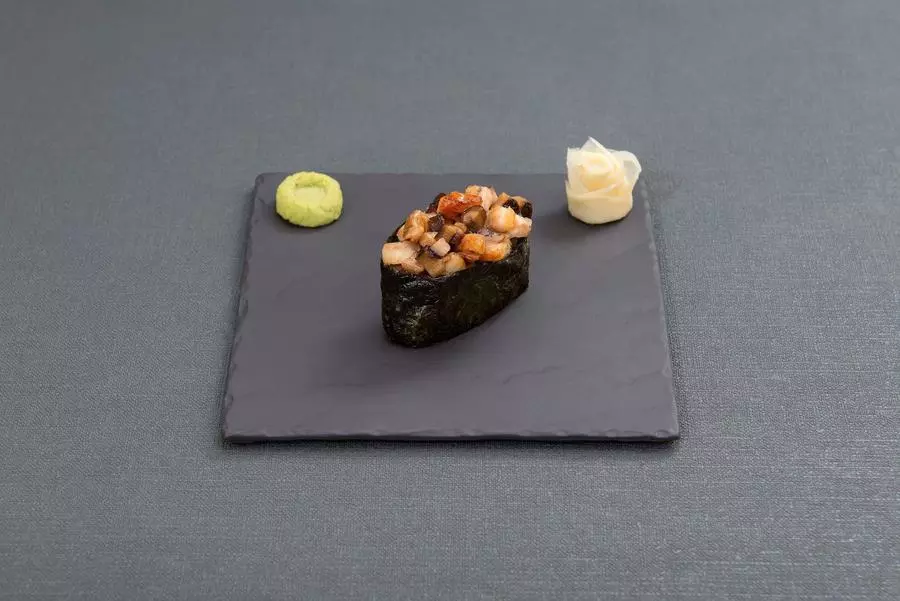 Гункан Унаги с грибами Шиитаки