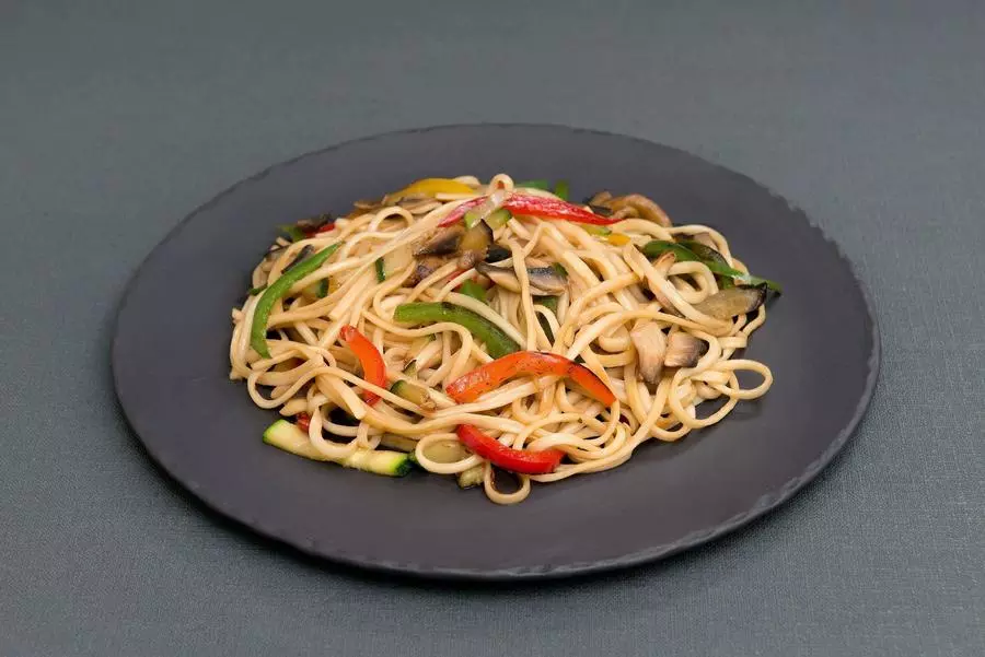 Жареная лапша Удон с овощами