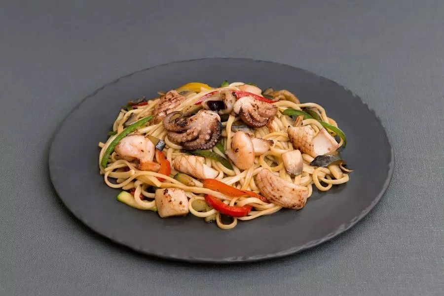 Жареная лапша Яки соба с морепродуктами и овощами