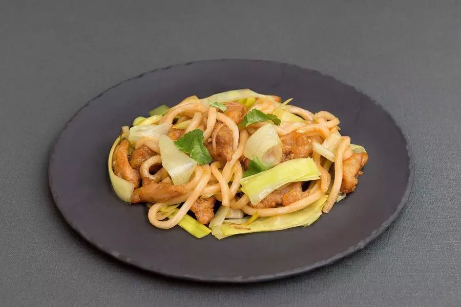 Жареная лапша Удон (толстая) с курицей