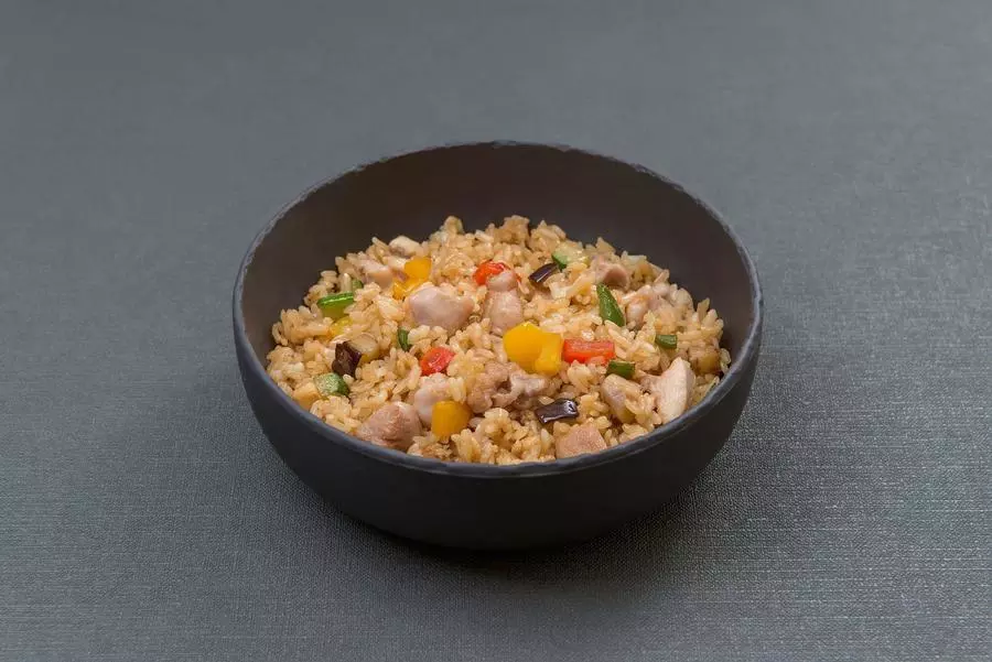 Жареный рис с курицей и овощами