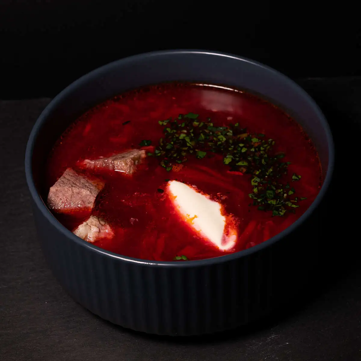Борщ с говядиной и сметаной