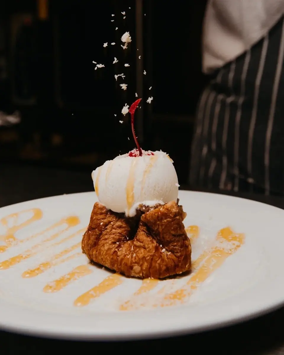  Штрудель яблочный с мороженым