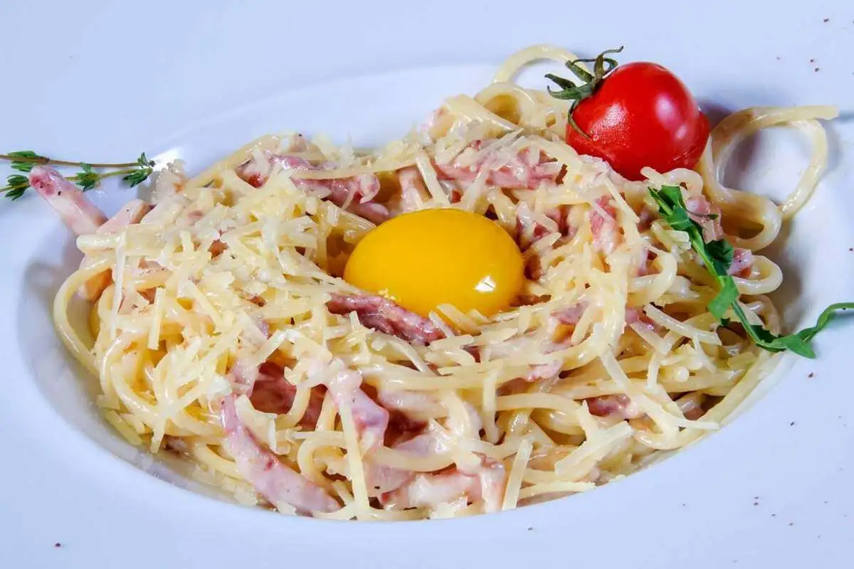 Спагетти "Карбонара" с беконом и яичным соусом