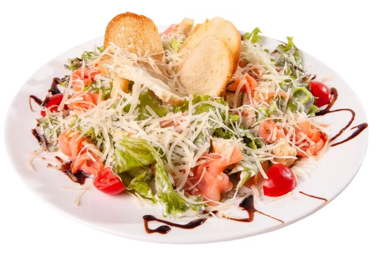  Салат "Цезарь" со слабосоленым лососем