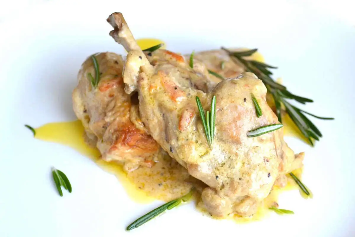 Ножка кролика, тушенная  в сметане