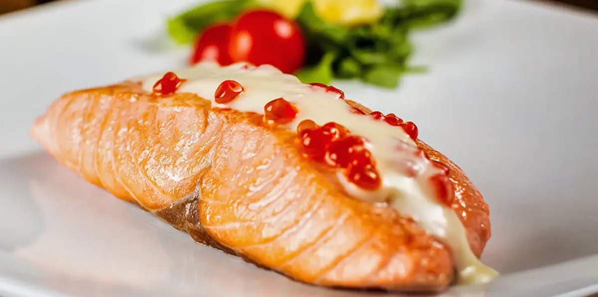 Стейк из семги с икорным соусом