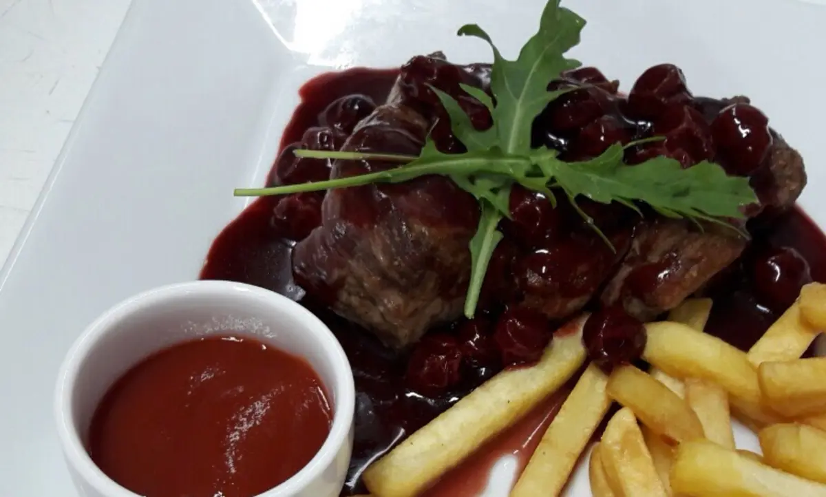  Стейк из шейки свинины с соусом "пьяная вишня"